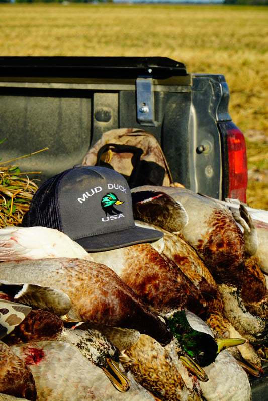 "Mud Duck USA, vintage trucker hat, hunting gear, outdoor hunting hat, waterfowl hunting, breathable mesh hat, adjustable snapback, hunters aged 18-60, durable hunting cap, duck hunting gear, game hunting accessories, unique vintage hunting cap, stylish hunting hat, reliable headwear, best outdoor hats, lightweight hunting gear, outdoor adventure hat, high-quality trucker hat, vintage outdoor apparel, long hunting trips, field gear."
