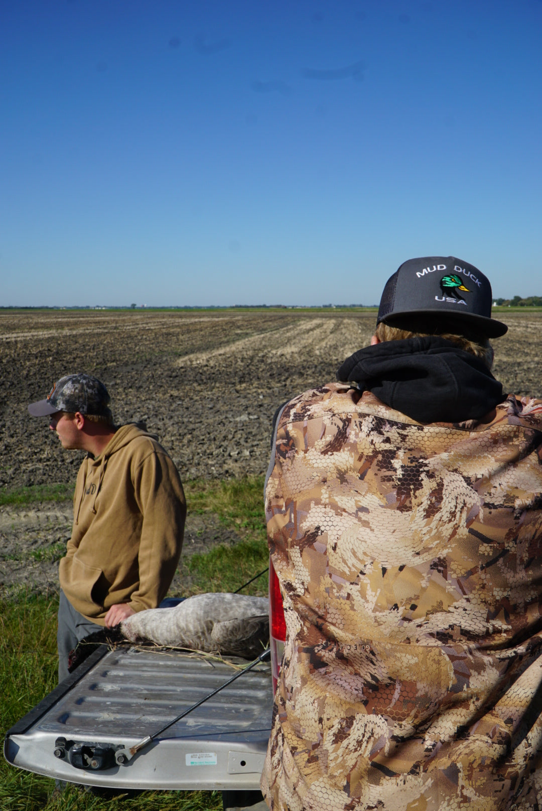 "Mud Duck USA, vintage trucker hat, hunting gear, outdoor hunting hat, waterfowl hunting, breathable mesh hat, adjustable snapback, hunters aged 18-60, durable hunting cap, duck hunting gear, game hunting accessories, unique vintage hunting cap, stylish hunting hat, reliable headwear, best outdoor hats, lightweight hunting gear, outdoor adventure hat, high-quality trucker hat, vintage outdoor apparel, long hunting trips, field gear."
